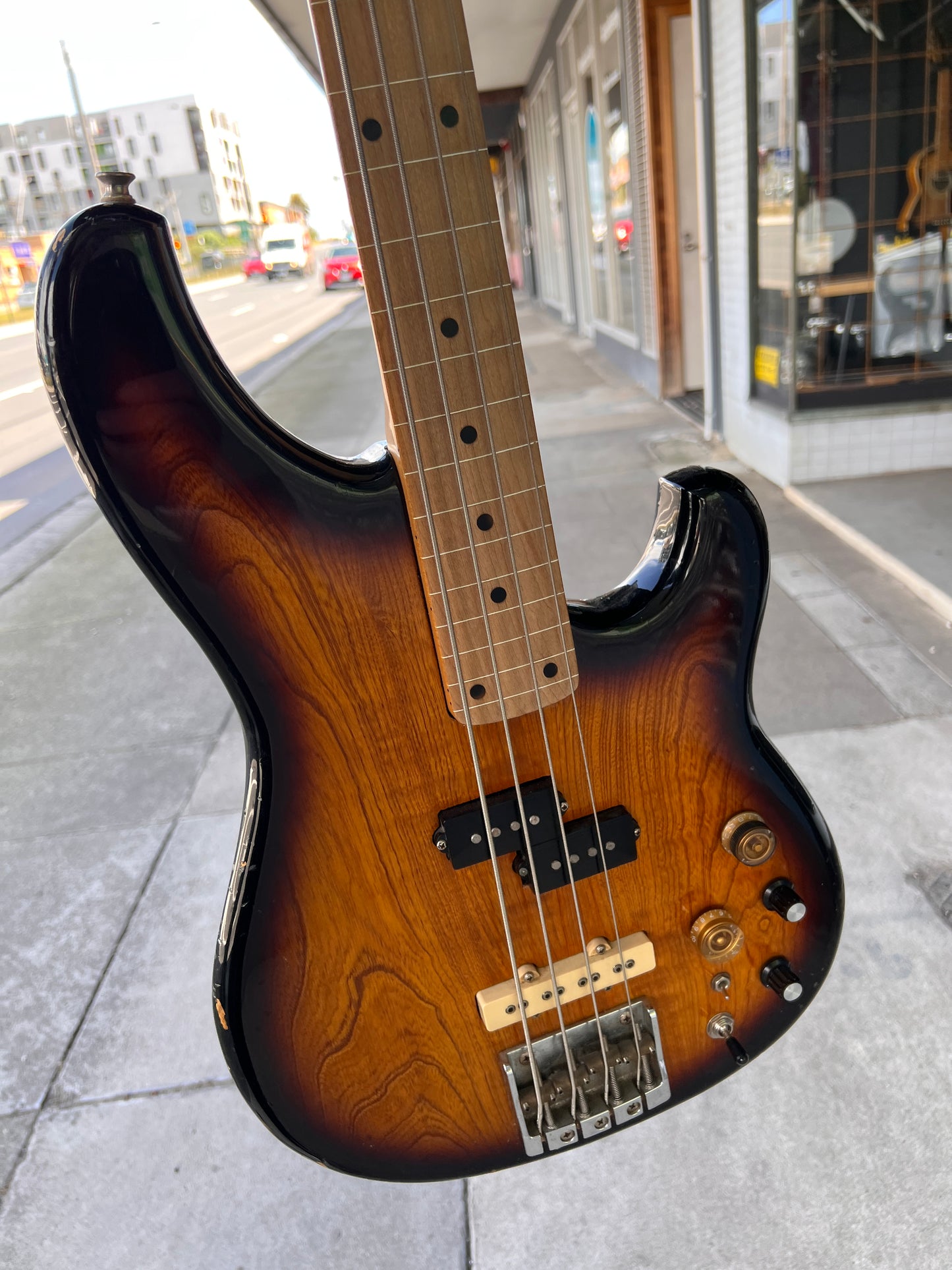 Ibanez Roadster Fretless 4-String Electric Bass