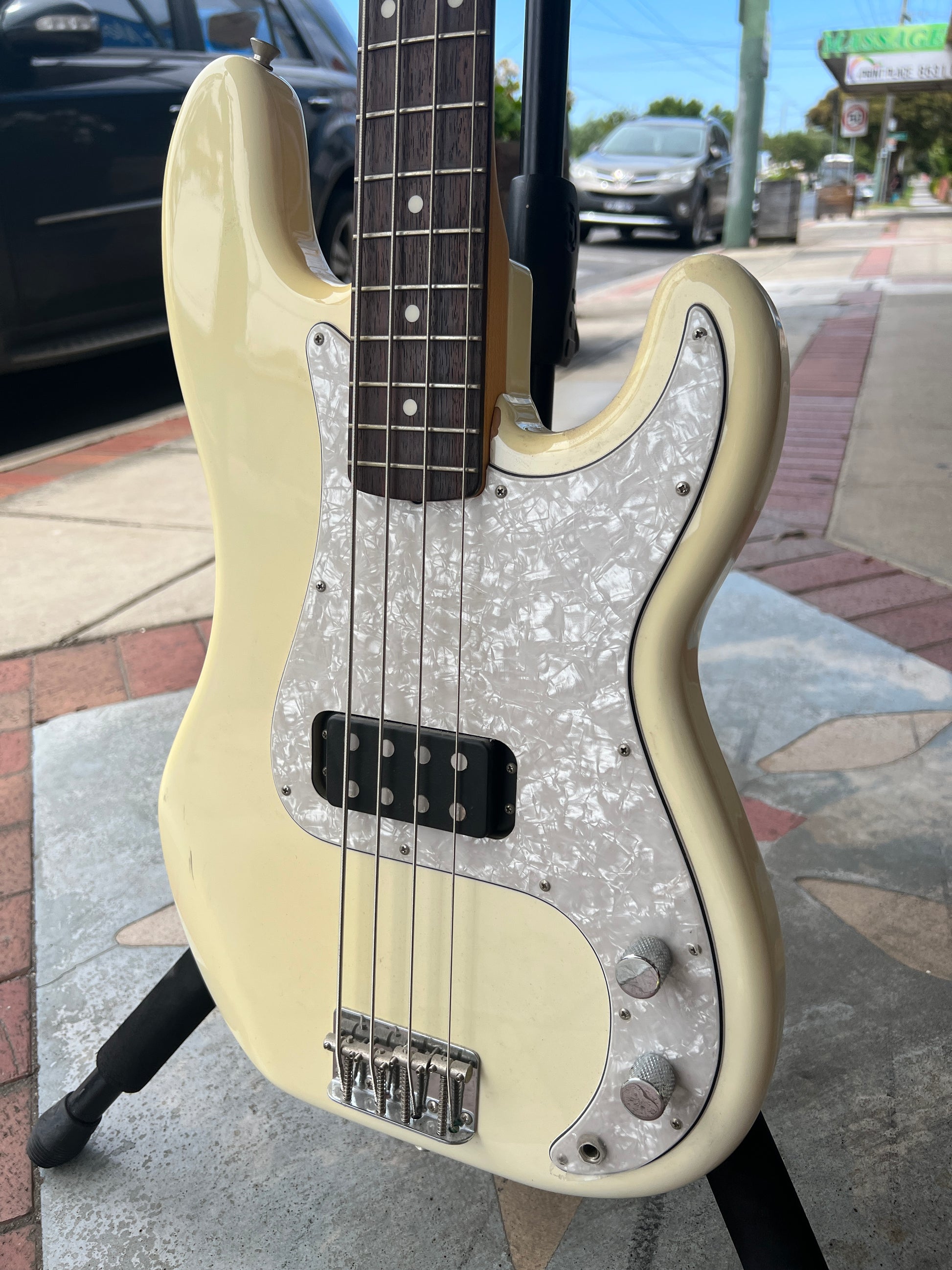 Tokai Hard Puncher LTD 4-String Bass | White