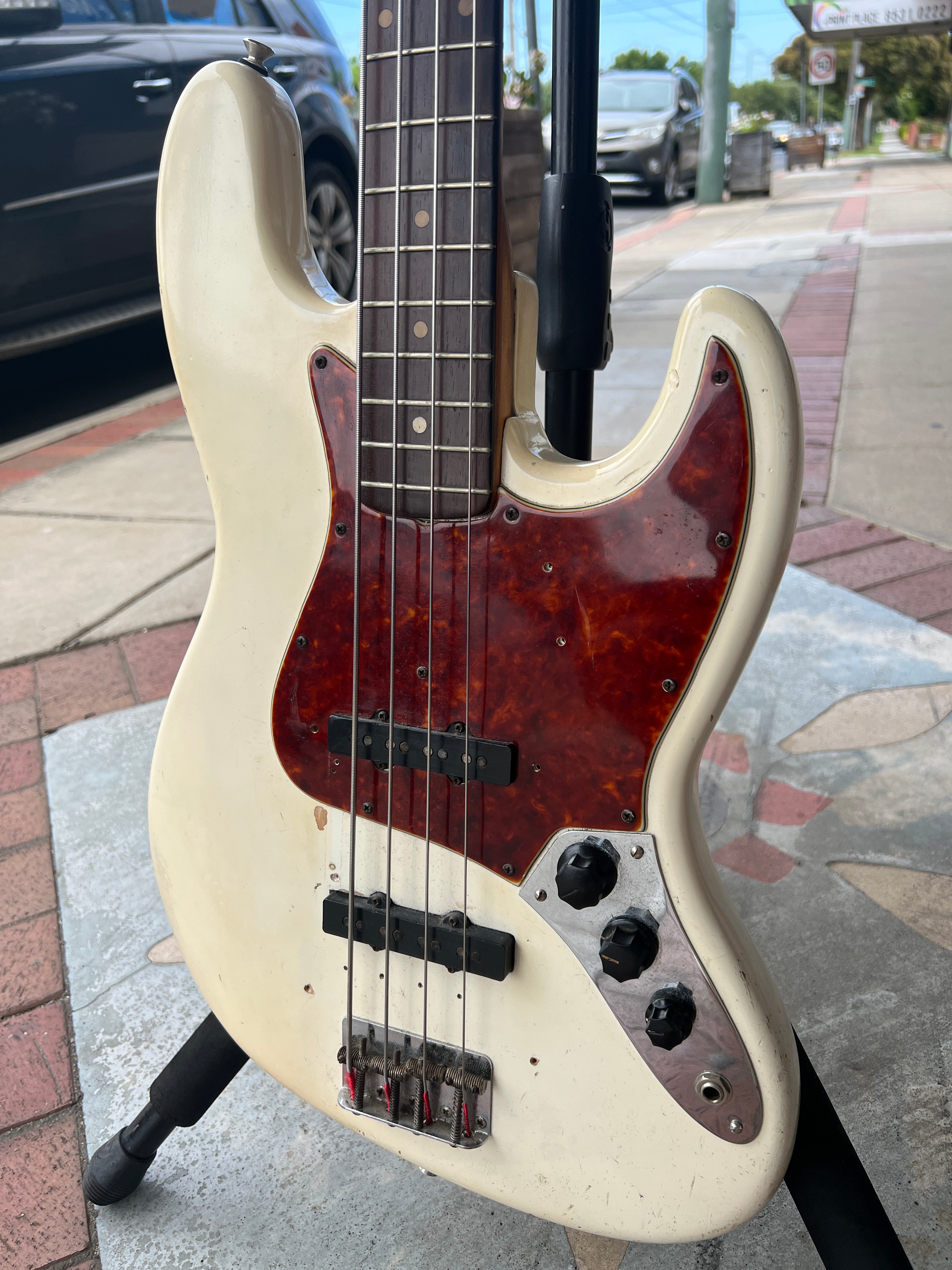 Fender jazz deals bass second hand