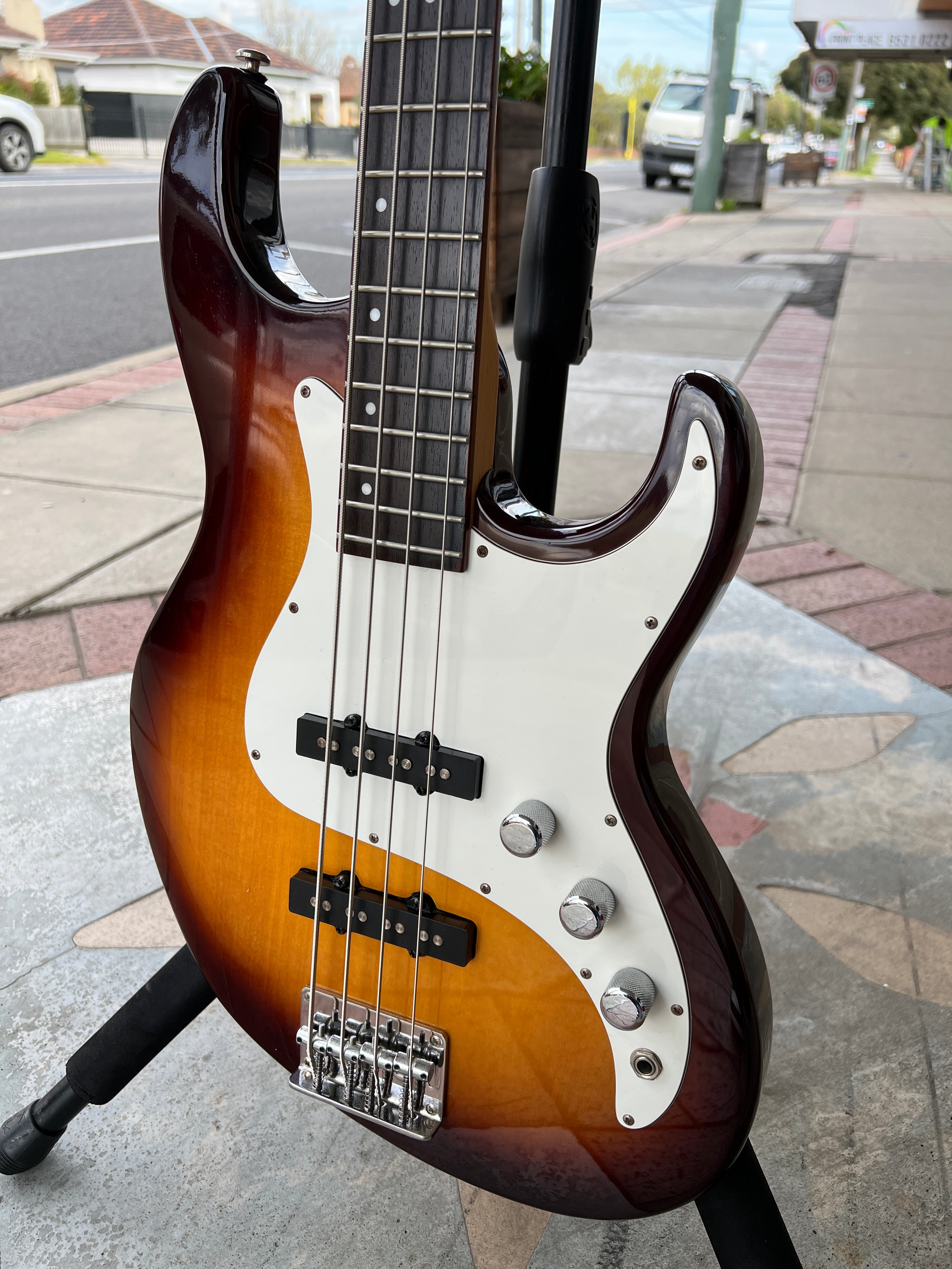 Greg bennett store bass guitar