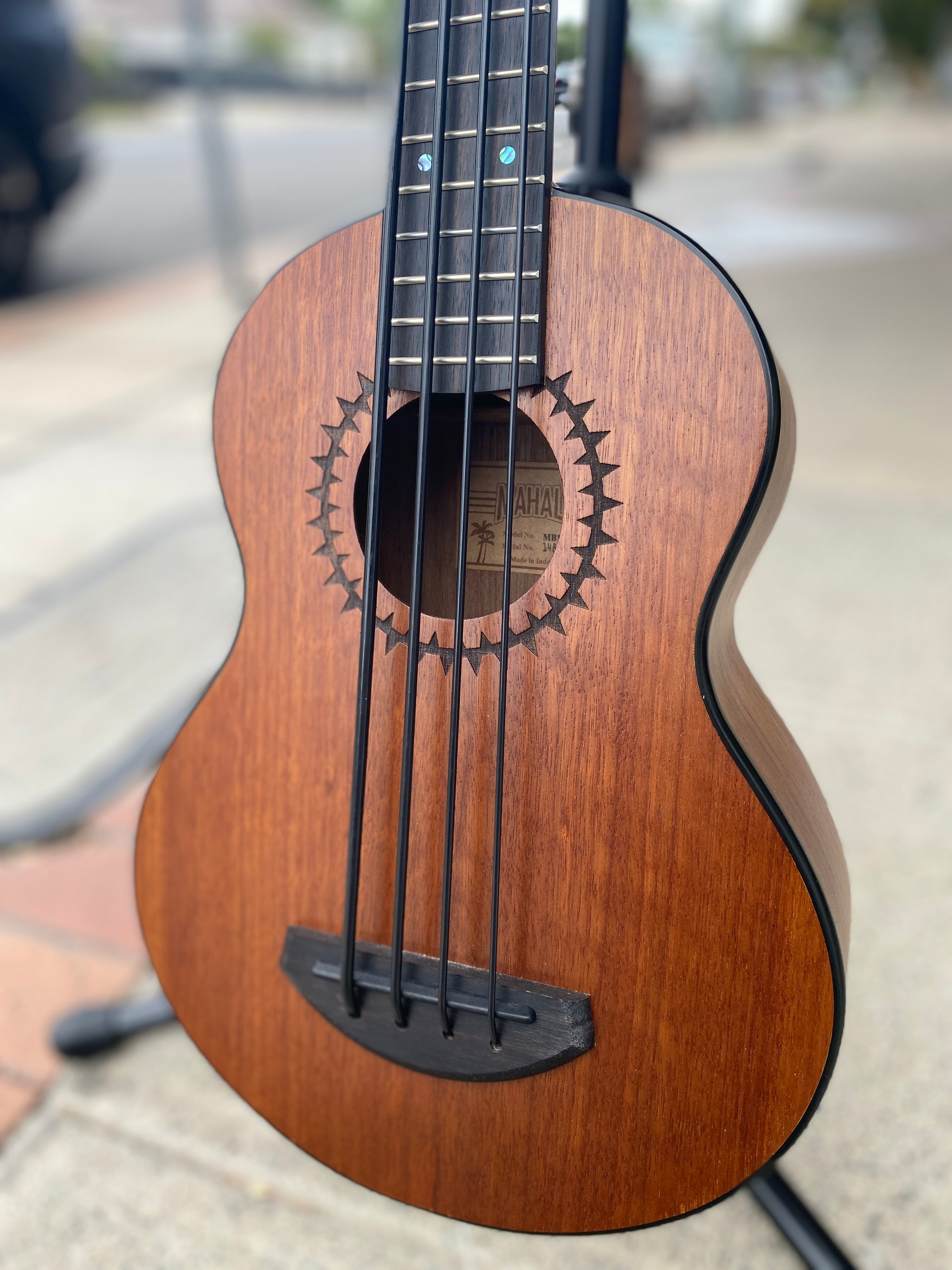 Mahalo electric deals bass ukulele