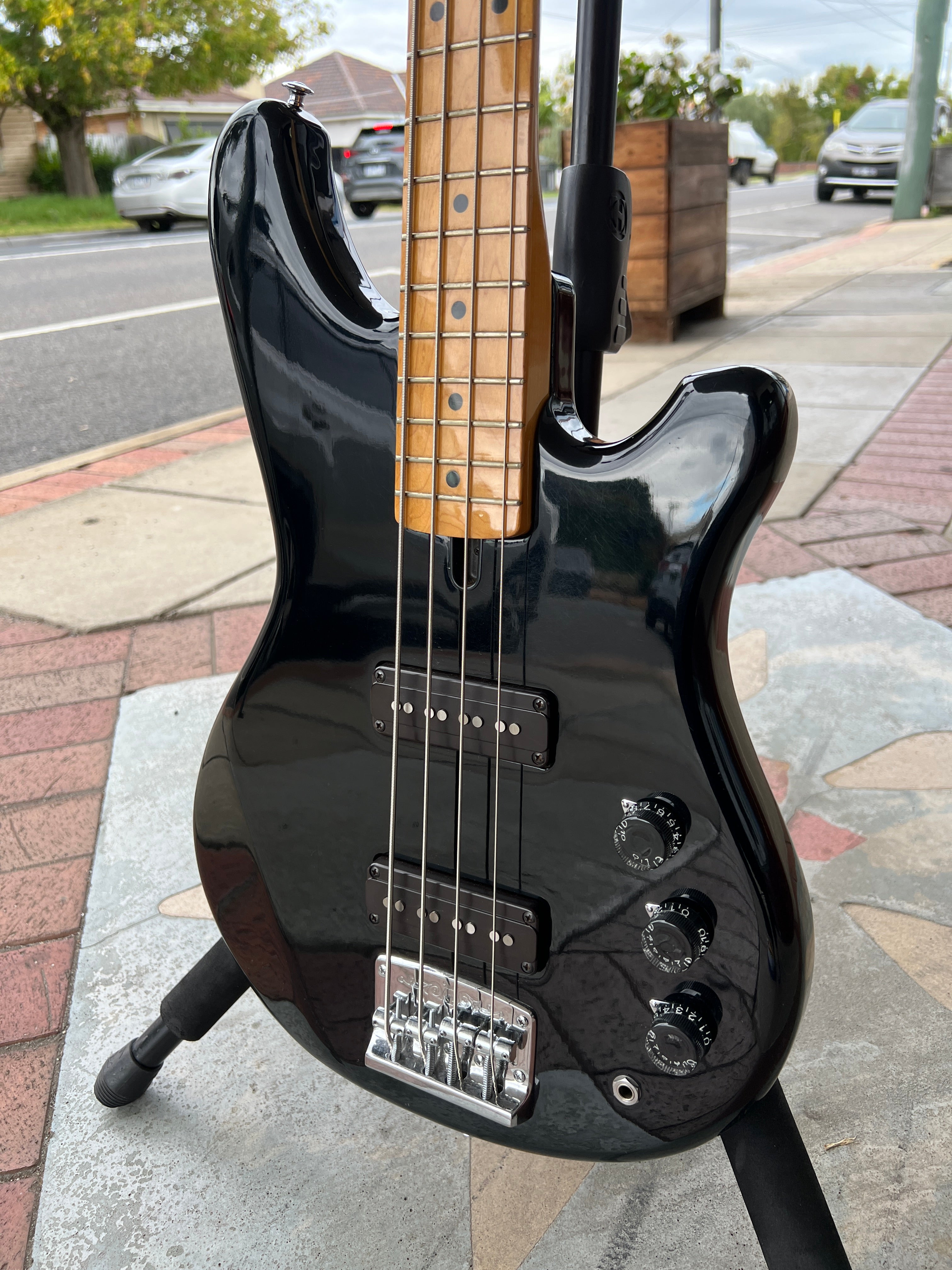 Yamaha SB500S SuperBass 4-String Electric Bass | Black Gloss